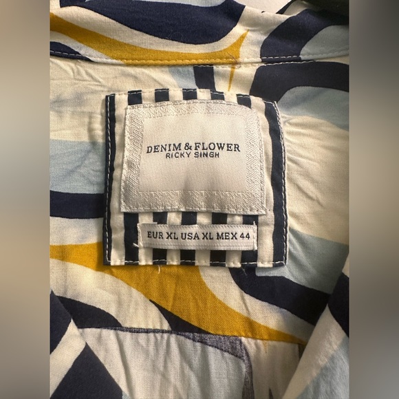 🕺2/$25🕺 EUC‼️ Denim and Flower Short-Sleeve Shirt - Picture 5 of 5